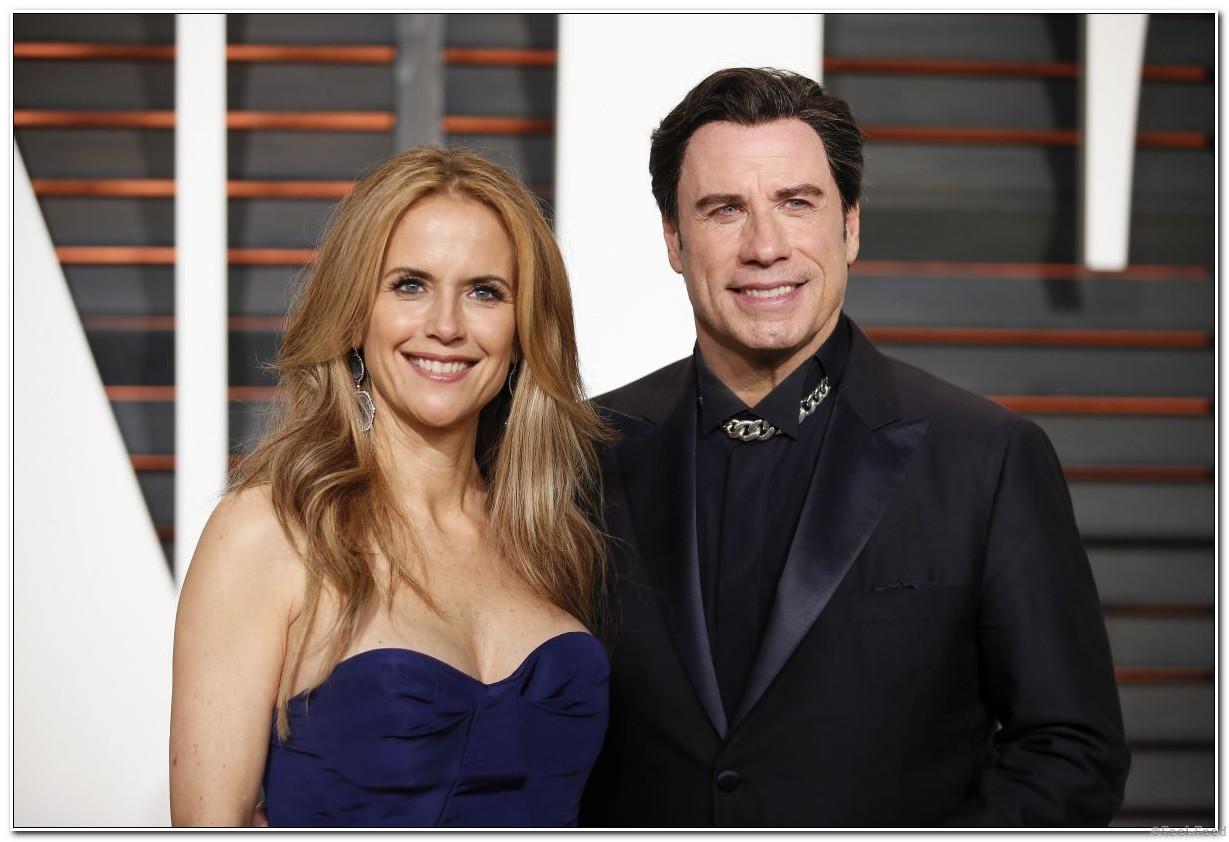Actress Kelly Preston and husband, actor John Travolta, arrive at the 2015 Vanity Fair Oscar Party in Beverly Hills, California February 22, 2015. REUTERS/Danny Moloshok (UNITED STATES - Tags:ENTERTAINMENT) (VANITYFAIR-ARRIVALS) - RTR4QQRN