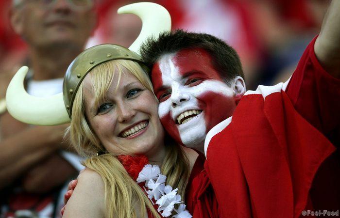 Denmark team fans smile as they wait the start of the Euro 2004 quarter-final soccer match against Czech Republic at the Dragao stadium in Porto June 27, 2004. REUTERS/Darren Staples - NAO PUBLICADAS