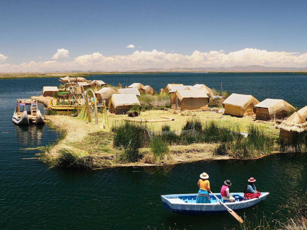 step-onto-the-floating-islands-of-lake-titicaca-in-south-america-which-are-still-inhabited-by-the-indigenous-uros-people