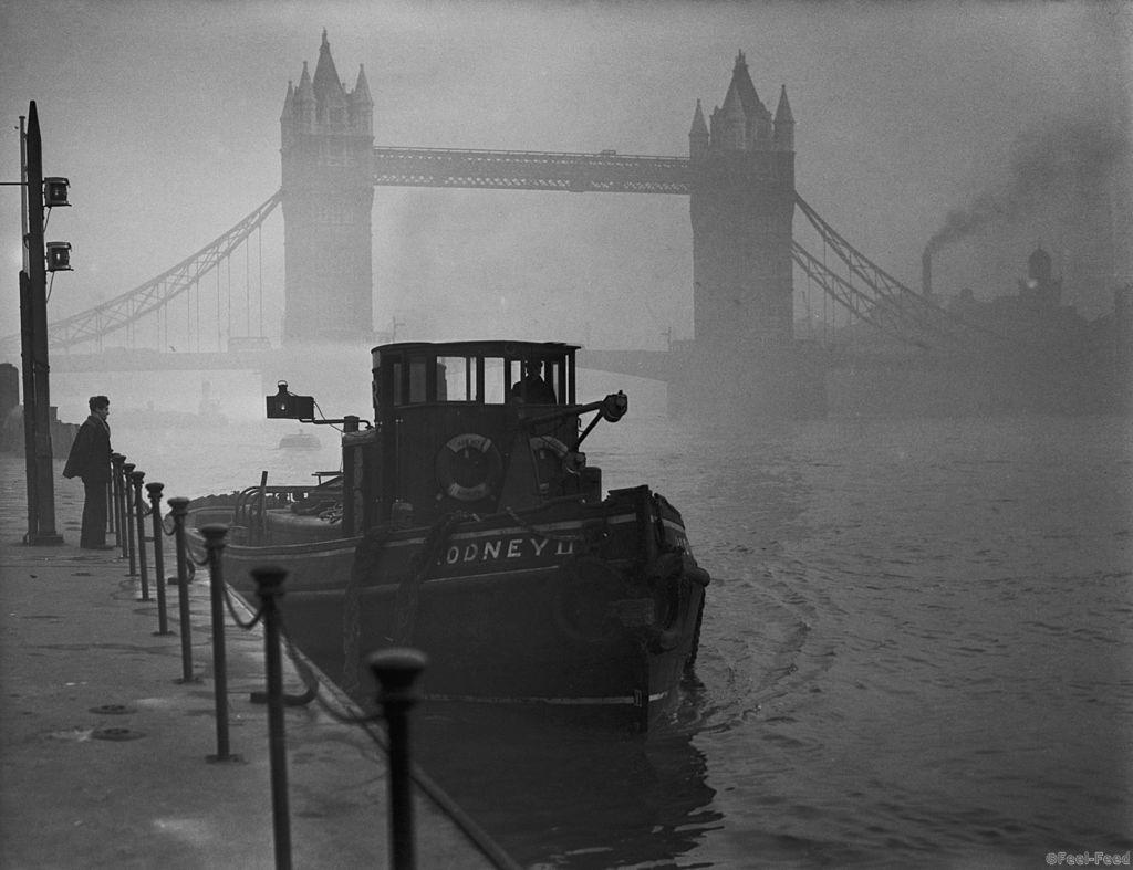 A tugboat on the Thames near Tower Bridge in heavy smog, 1952. (Photo by Fox Photos/Hulton Archive/Getty Images)