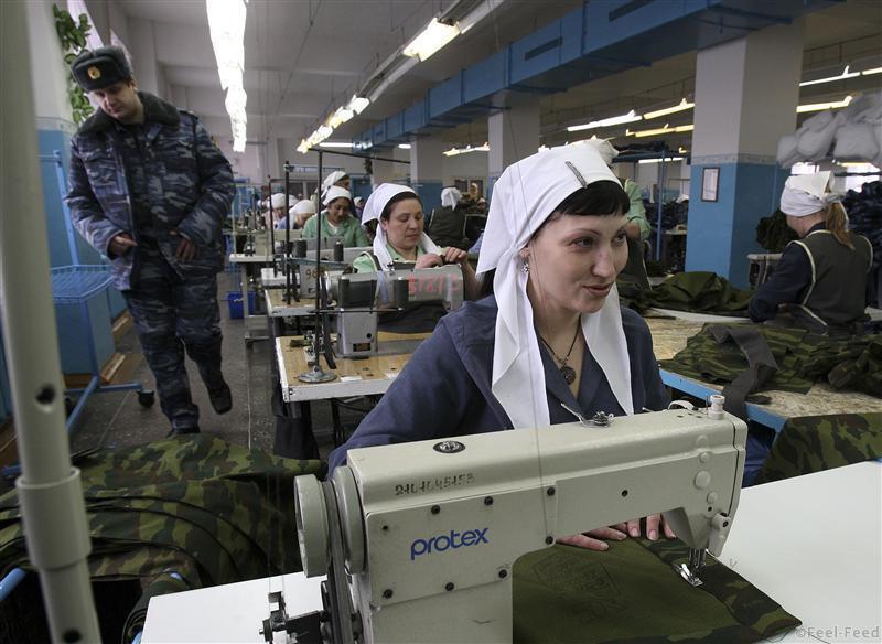 Inmates sew at female prison number 22 in Russia's Siberian city of Krasnoyarsk March 10, 2010.  REUTERS/Vladimir Davydov  (RUSSIA - Tags: CRIME LAW SOCIETY)