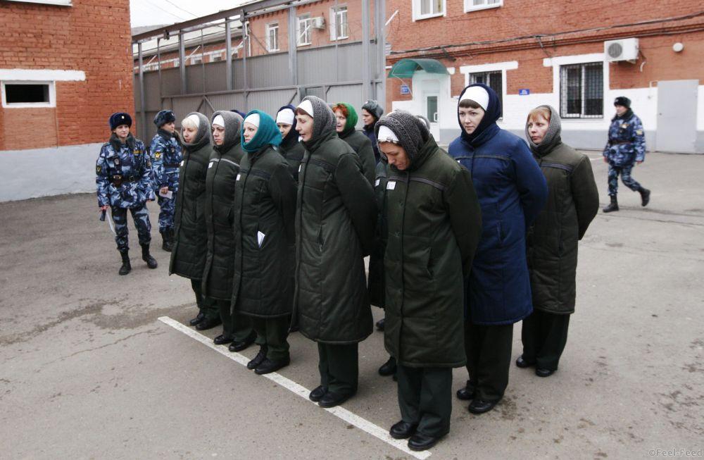 Inmates stand in line before reporting for work inside female prison camp Number 22 in Russia's Siberian city of Krasnoyarsk, November 21, 2013.  REUTERS/Ilya Naymushin (RUSSIA - Tags: CRIME LAW) - RTX15N9H