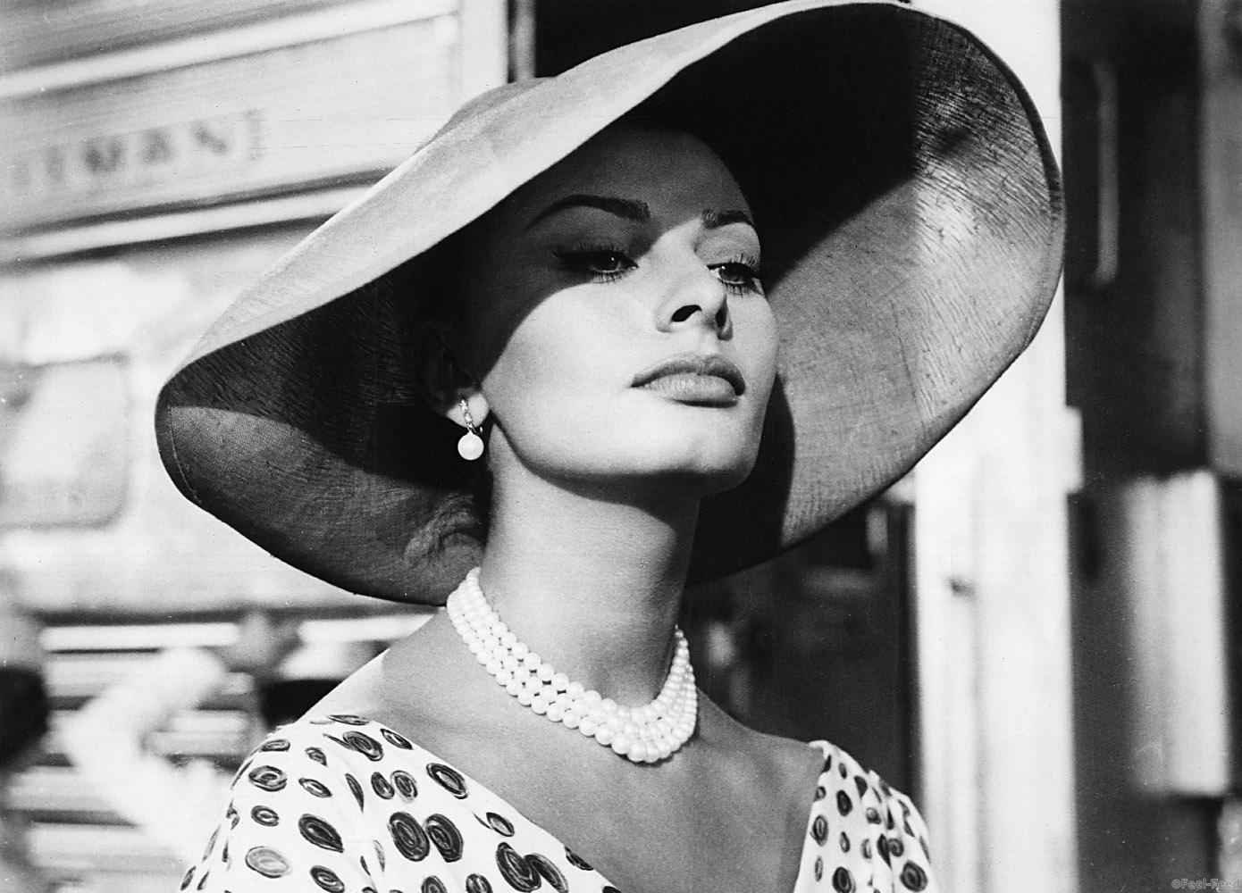 IMAGE ID: MBDTHKI+EC003   THAT KIND OF WOMAN, Sophia Loren, 1959