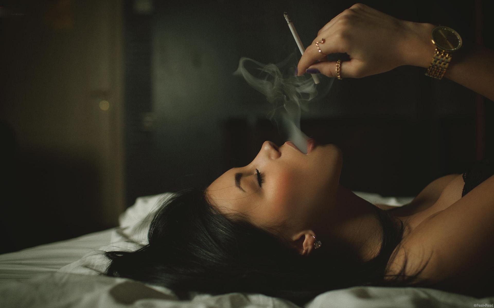 www-getbg-net_girls_the_girl_smokes_in_bed_102953_