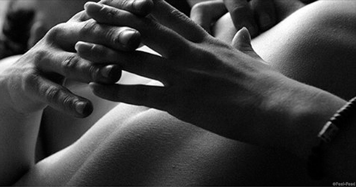 Сексуальная девушка на кровати теребит пальцами клитор и половые губы