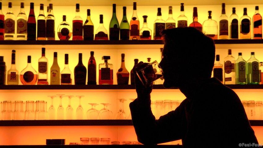 ARCHIV - Ein Bar-Besucher genießt in einer Szene-Bar in Frankfurt am Main ein Glas Whiskey mit Eis (Foto vom 20.11.2007, Illustration zum Thema Alkohol). Streng abgeschirmt hat am Mittwoch (11.02.2009) vor dem Berliner Landgericht der Prozess um das Wetttrinken zwischen einem Schüler und einem Kneipenwirt begonnen. Dem jetzt 28 Jahre alten Gastwirt wird Körperverletzung mit Todesfolge vorgeworfen. Der Gymnasiast hatte sich Ende Februar 2007 mit mindestens 45 Tequila ins Koma getrunken. Er starb etwa vier Wochen später an Alkoholvergiftung. Der angeklagte Kneipenwirt übernahm vor Gericht die Verantwortung für den Tod eines 16-jährigen Schülers. Foto: Klaus-Dietmar Gabbert dpa /lbn +++(c) dpa - Bildfunk+++