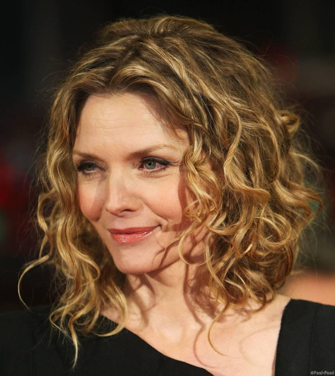 BERLIN - FEBRUARY 10:  Actress Michelle Pfeiffer attends the premiere for 'Cheri' as part of the 59th Berlin Film Festival at the Berlinale Palast on February 10, 2009 in Berlin, Germany.  (Photo by Sean Gallup/Getty Images)