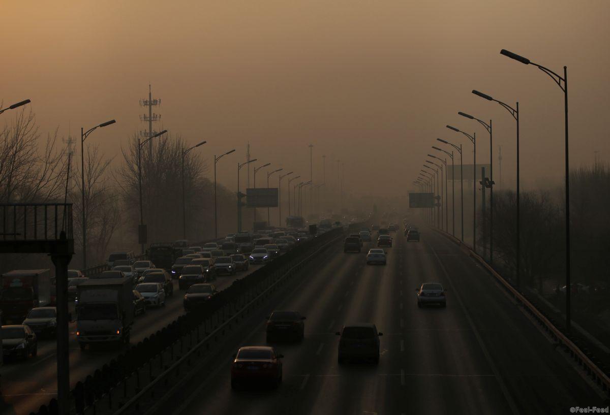Vehicles drive on the 5th Ring Road in smog during morning rush hour on the fourth day after a red alert was issued for heavy air pollution in Beijing, China, December 19, 2016. REUTERS/Jason Lee - RTX2VLZG