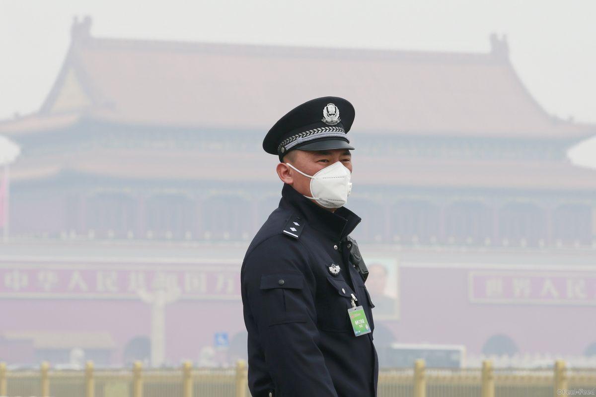 A policeman, wearing a mask to protect from severe pollution, secures the area near the Great Hall of the People before the opening session of the Chinese People's Political Consultative Conference (CPPCC) in Beijing, March 3, 2016. REUTERS/Kim Kyung-Hoon/File Photo - RTX2IESA