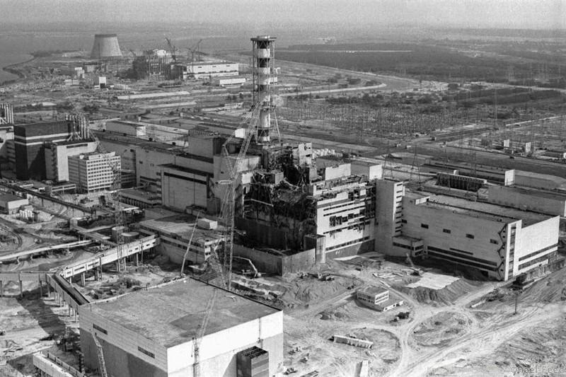 Этот снимок Чернобыльской АЭС в Чернобыле (Украина) 1986 года, сделанный с воздуха, показывает разрушения от взрыва и пожара реактора №4 26 апреля 1986 года, которые отправили большое количество радиоактивных веществ в атмосферу. Десять лет спустя самой тяжелой ядерной катастрофы мира станция продолжает работать в связи с серьезным дефицитом электроэнергии на Украине. (