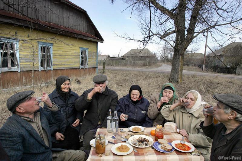 TULGOVICHI, BELARUS: The only villagers of the deserted Belarussian village of Tulgovichi, 370 km southeast of Minsk, inside the 30-km exclusion zone around the Chernobyl nuclear reactor, cellebrate the Orthodox Annunciation, 07 April 2006. Before the accident some 2,000 people lived in the village and now there are only eight people left. One quarter of Belarus' territory was severely contaminated and tens of thousands of people were evacuated from their homes as radiation from Chernobyl spread throughout the area in April 1986. AFP PHOTO / VIKTOR DRACHEV