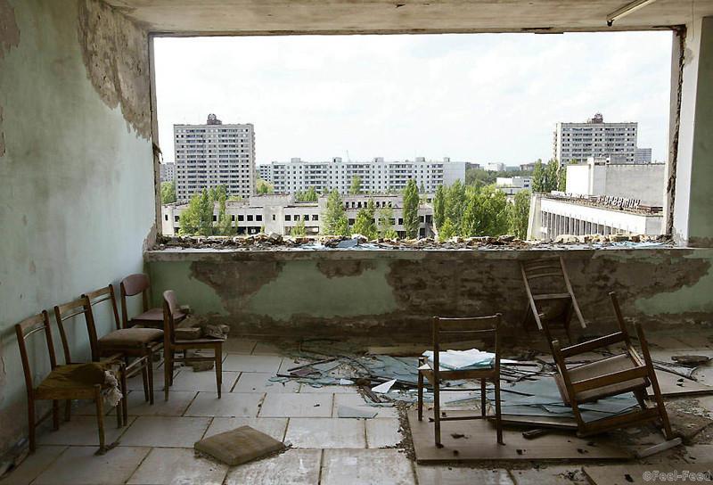 A view taken 26 May 2003 of the ghost town of Prypyat, adjacent to the Chernobyl nuclear site. Prypyat which had 45,000 residents was totally evacuated in the first three days after the reactor number four at the Chernobyl plant blew up at 1:23am 26 April 1986, spewing out a radioactive cloud and contaminating much of Europe. AFP PHOTO/ SERGEI SUPINSKY
