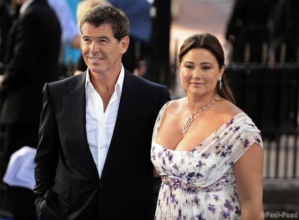 British actor Pierce Brosnan and his wife Keely Shaye Smith pose as they arrive for the world premiere of "Mamma Mia" at Leicester Square in London June 30, 2008. REUTERS/Dylan Martinez (BRITAIN)