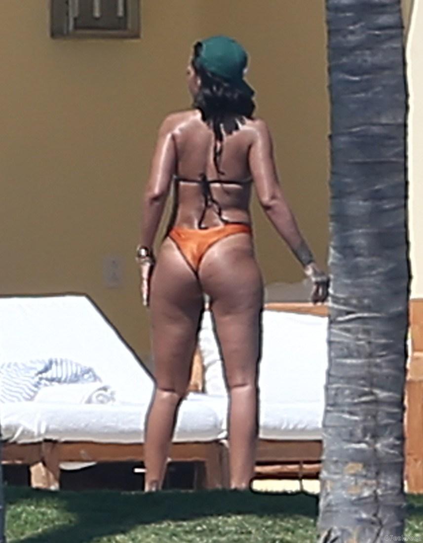 Exclusive... 52376166 Pop star Rihanna shows off her bikini body while enjoying a day at Casa Aramara in Puerto Vallarta, Mexico with friends on April 12, 2017. Rihanna could be seen enjoying drinks and conversation in between catching rays with her gal pals. ***NO USE W/O PRIOR AGREEMENT - CALL FOR PRICING*** FameFlynet, Inc - Beverly Hills, CA, USA - +1 (310) 505-9876