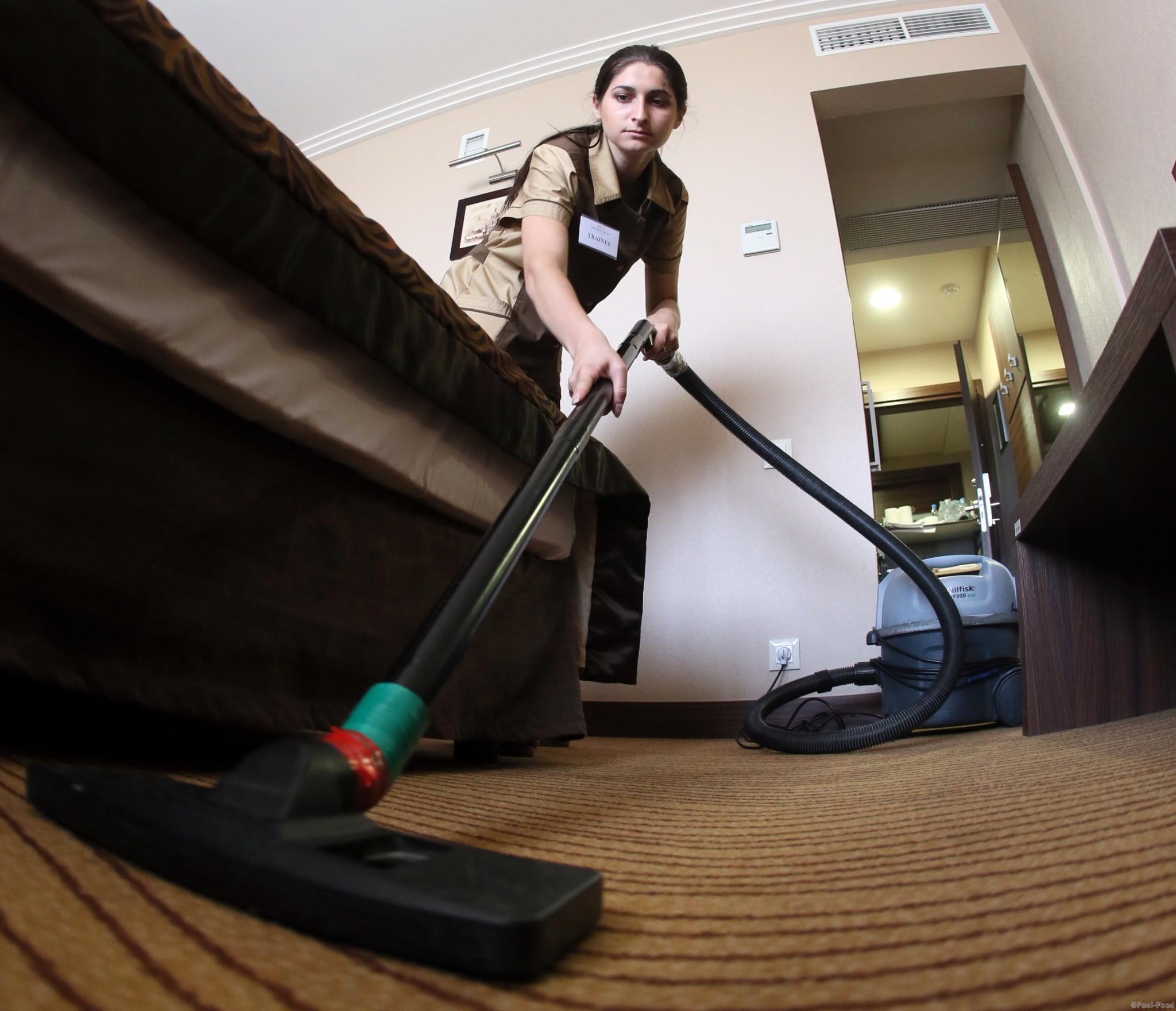 Голая служанка устроила возбуждающую уборку в доме