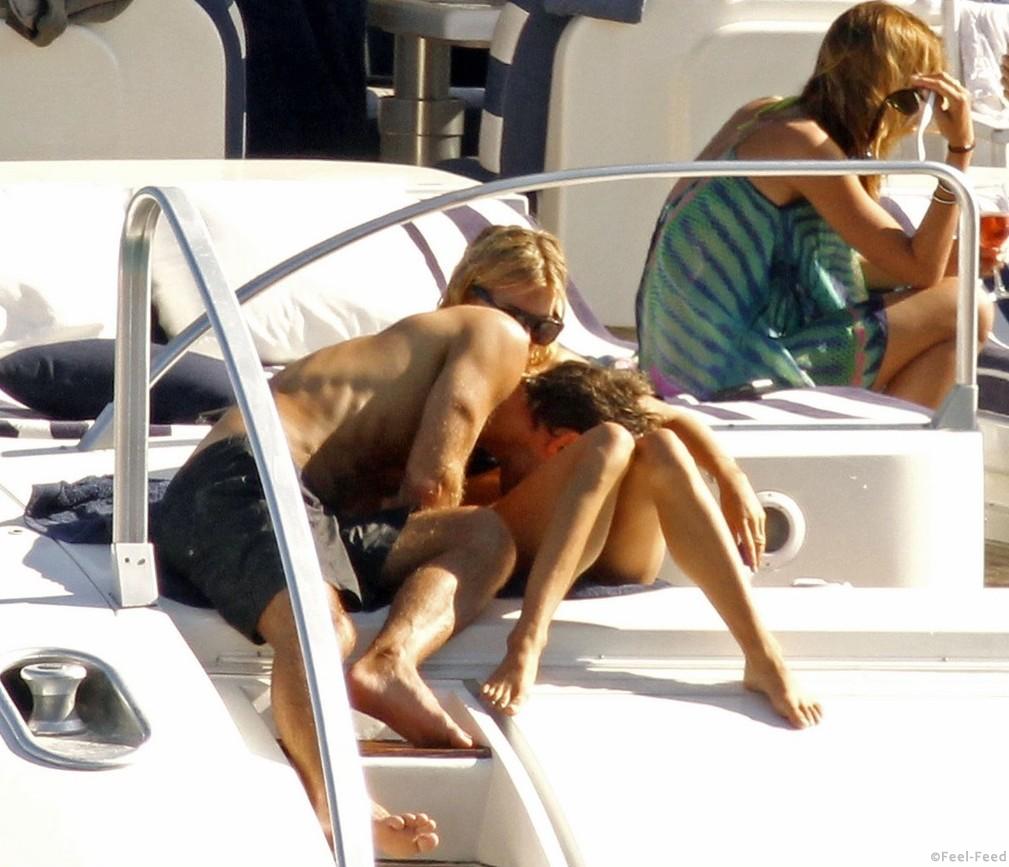 ©BAUER-GRIFFIN.COM Sienna Miller and Jude Law can't keep their hands off each other as they relax with friends in Ibiza aboard an Italian motor yacht. NON-EXCLUSIVE August 03, 2010 Job: 100805P1 Ibiza, Spain www.bauergriffin.com www.bauergriffinonline.com