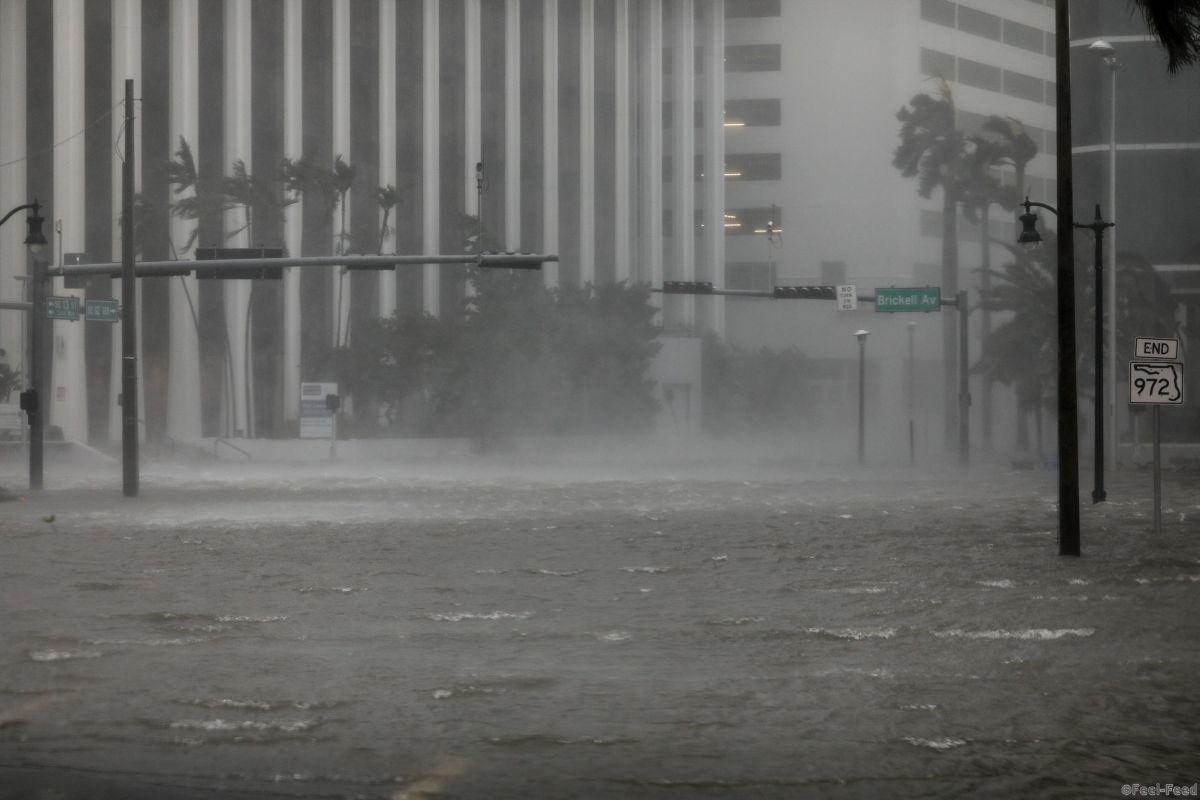 Flooding begins in the Brickell neighborhood as Hurricane Irma passes Miami, Florida, U.S. September 10, 2017. REUTERS/Stephen Yang