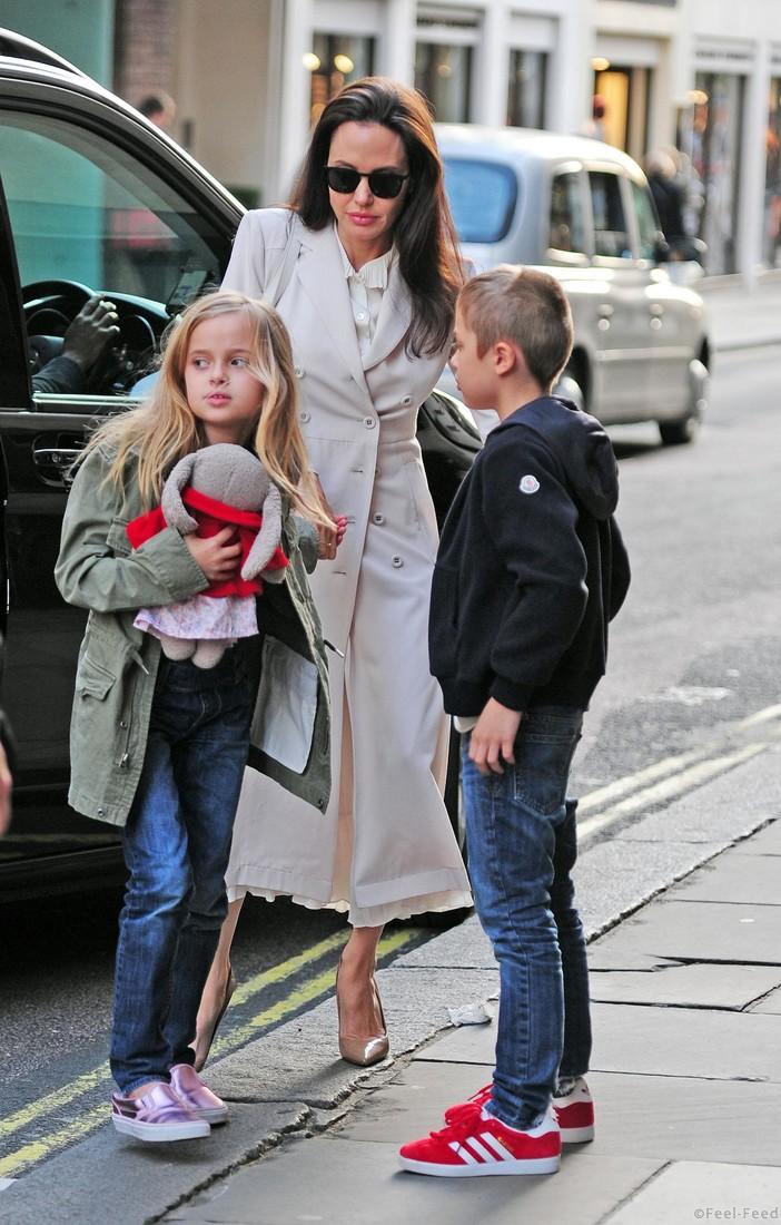13.March.2017 - LONDON - UK *** EXCLUSIVE - WEB MUST CALL FOR PRICING *** Angelina Jolie visiting London bookshop Watersons in a stunning outfit, the hollywood A lister was in really good spirits as she smiled for the Photographer and was happy to be photographed. BYLINE MUST READ : XPOSUREPHOTOS.COM ***UK CLIENTS - PICTURES CONTAINING CHILDREN PLEASE PIXELATE FACE PRIOR TO PUBLICATION *** UK CLIENTS MUST CALL PRIOR TO TV OR ONLINE USAGE PLEASE TELEPHONE 44 208 344 2007