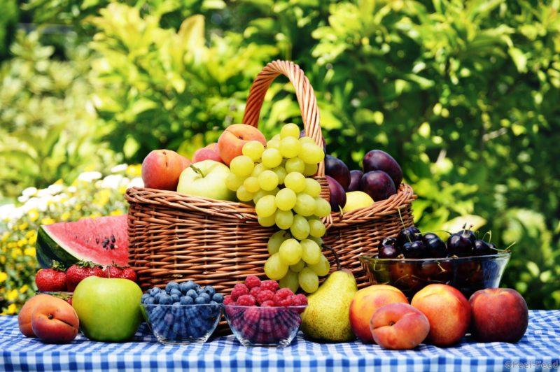 fruits-berries-shopping-dish-table-tablecloth-cherry-raspberry-blueberries-apples-pear-strawberry-plum-watermelon-peaches-nectarine-apricots-grapes-800x532