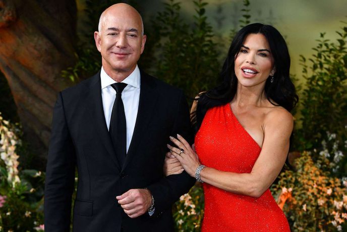 jeff-bezos-lauren-sanchez-102122-1-11ea388043a04758824a221b7161ee0c-688x459