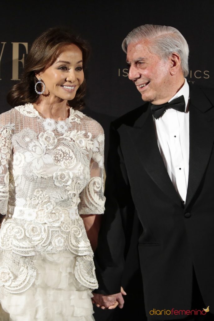 213084-bodas-de-famosos-en-2017-isabel-preysler-y-mario-vargas-llosa-688x1032