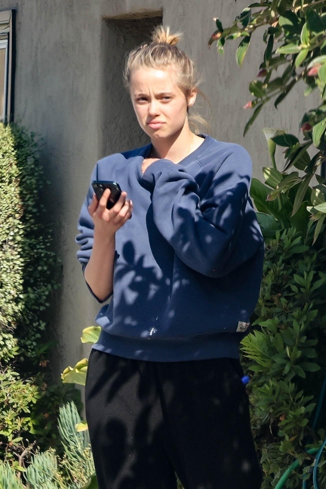Los Angeles, CA - *EXCLUSIVE* - Shiloh Jolie is spotted outside of her dance class in Los Angeles after recent name change. Angelina Jolie and Brad Pitt's second-eldest daughter recently legally changed her name from Shiloh Nouvel Jolie-Pitt to Shiloh Nouvel Jolie. Pictured: Shiloh Jolie BACKGRID USA 4 JUNE 2025 USA: +1 310 798 9111 / usasales@backgrid.com UK: +44 208 344 2007 / uksales@backgrid.com *UK Clients - Pictures Containing Children Please Pixelate Face Prior To Publication*